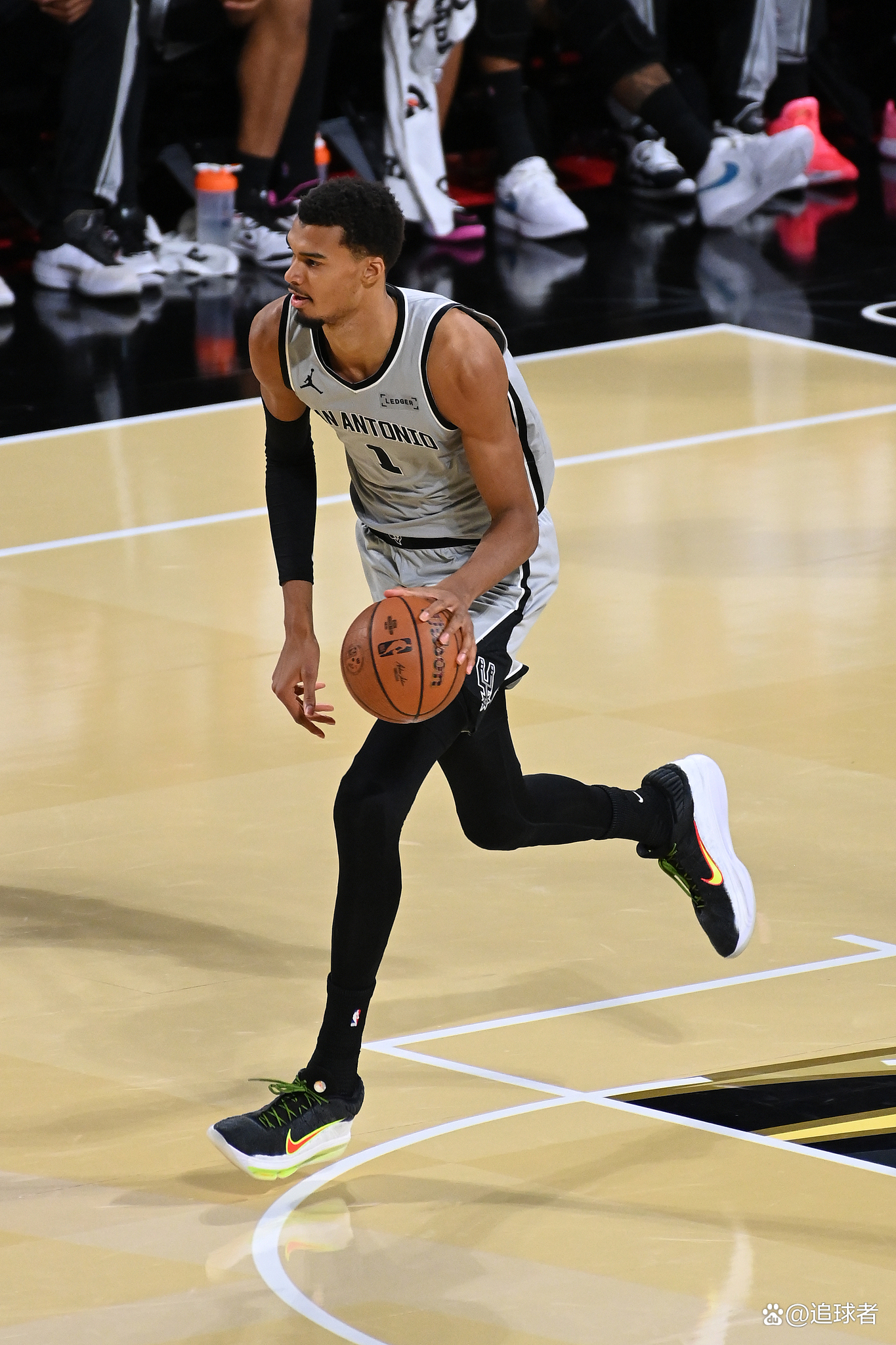 九游官网-关于浙江稠州围绕全明星赛伤情更新俄克拉荷马雷霆围绕NBA常规赛战术微调，现场解说直呼：今晚上海申花防线松动的信息